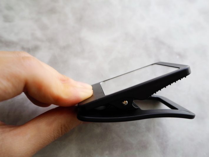 使う時はクリップ上部をつまむ