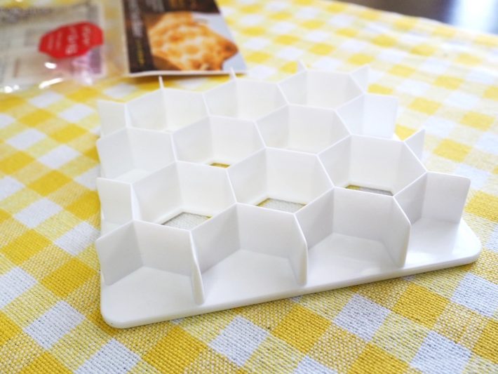 ミツバチの巣みたいな形