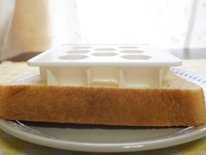 「ハニートーストカッター」をパンの中央にセット