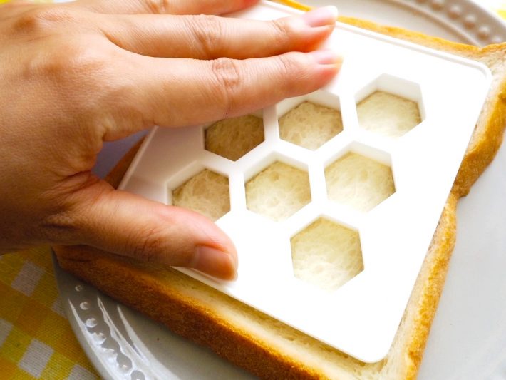 上から強く押す