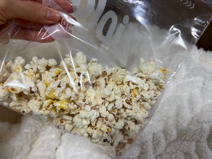 ジッパー付きビニール袋に、ポップコーンと塩を入れて振ります。