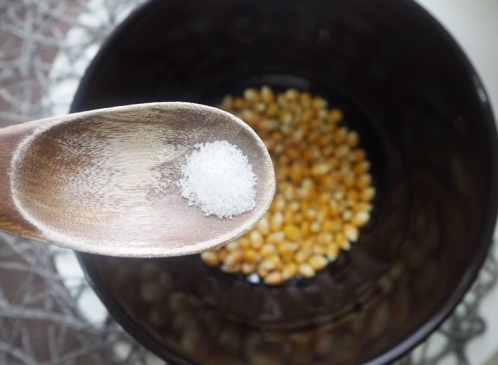 STEP 2：サラダ油と塩を加えて、ポップコーン豆とザックリ混ぜ合わせます。