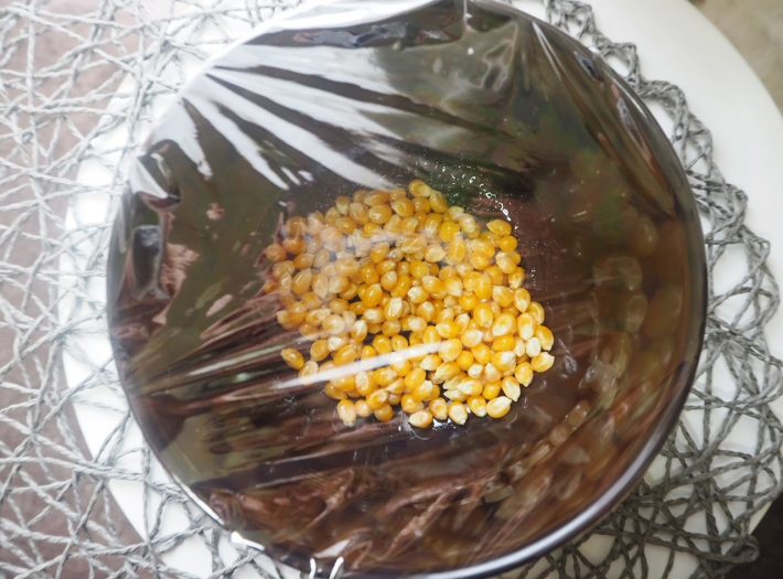 STEP 3：耐熱容器にふんわりとラップをかけます。