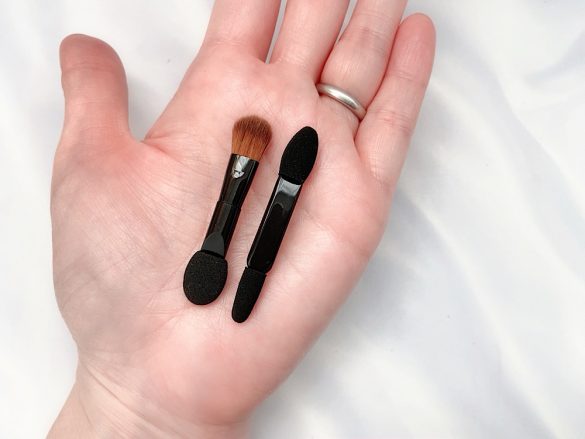 2種のアイシャドウチップがついてます