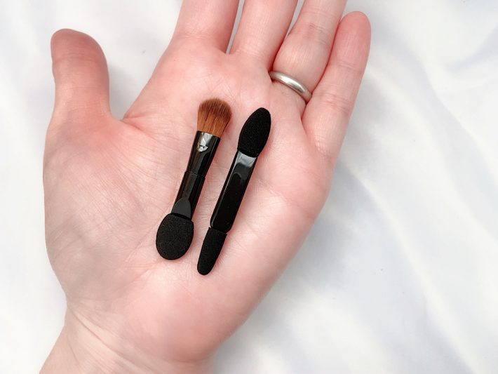 2種のアイシャドウチップがついてます