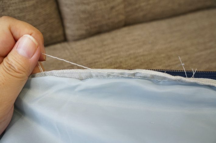 リュックのふたの部分の糸がほつれていたり