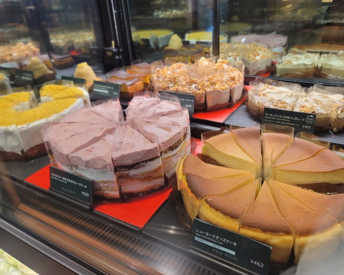 店内のフードディスプレイに並ぶケーキ達。年々クオリティやバラエティに進化が見られます