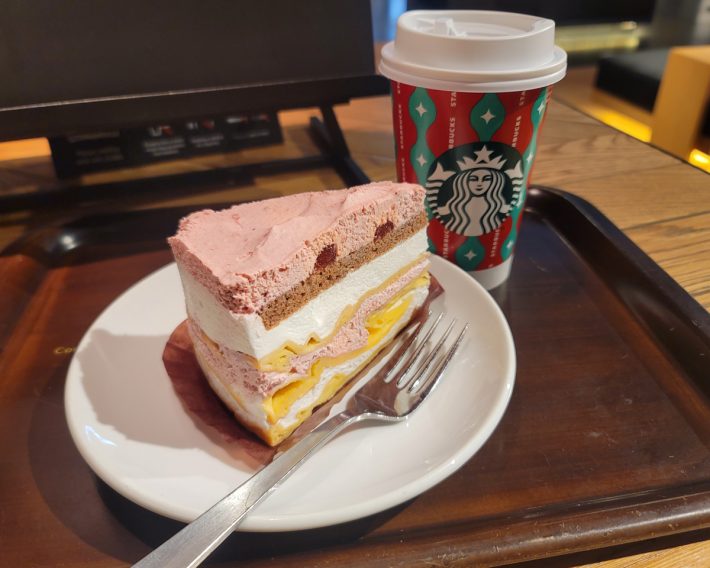 ストロベリーのもちもちクレープケーキ（持ち帰り510円、店内利用520円）