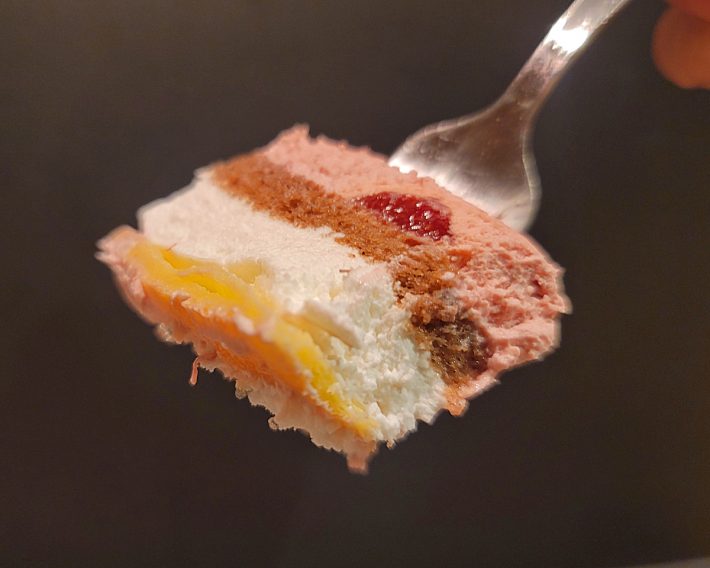 ピンク、茶色、白、黄色の組み合わせが、華やかさとおいしさを両立させています