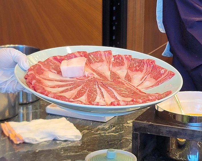 東京會舘で提供されていた牛肉。霜降り加減は適度な感じ