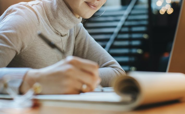 「ビーズアーティスト」「ビーズアクセサリーデザイナー」を100％取れる通信講座