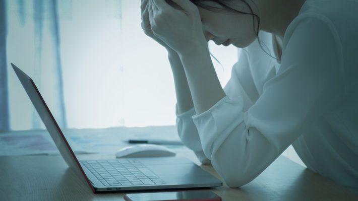 頭を抱える女性