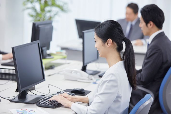 オフィスで働く女性