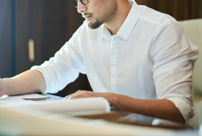 不倫の証拠を掴むため探偵事務所へ