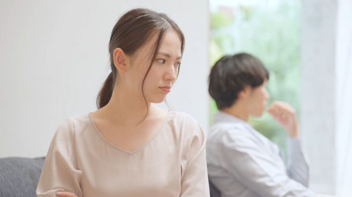 険悪なムードのカップル