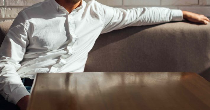 ソファ席に座る男性