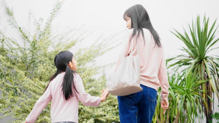 手をつない出歩く母と娘