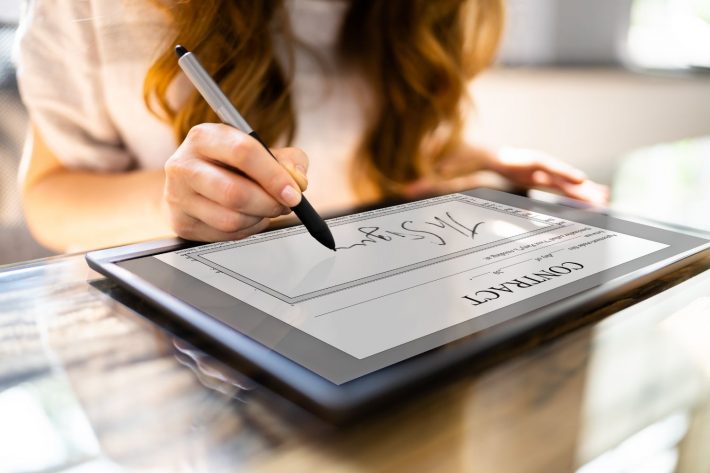 契約書にサインする女性