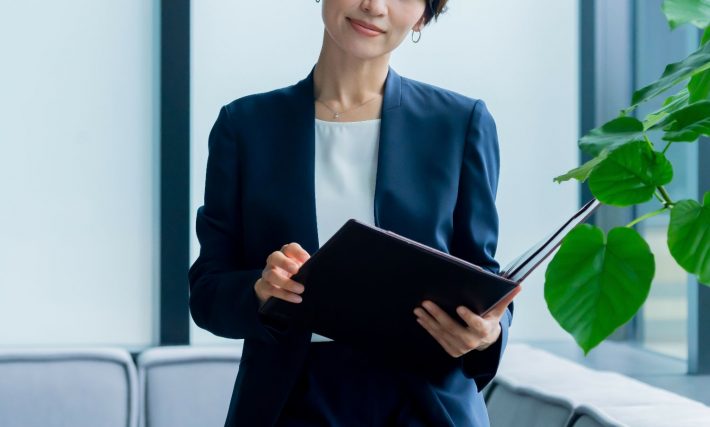 スーツを着た日本人女性