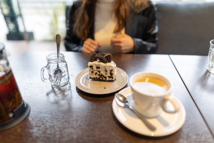 女性とスイーツ