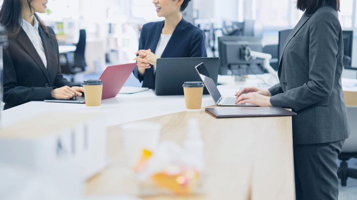 職場　女性　ミーティング　人間関係