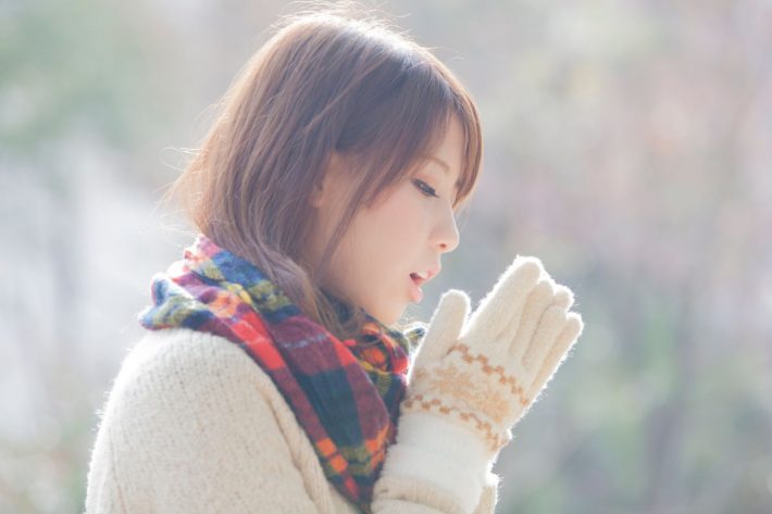 手袋をした女性