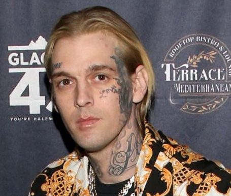 34歳の米アイドル 自宅の浴槽で死亡 人気歌手の兄はステージ上で号泣 女子spa