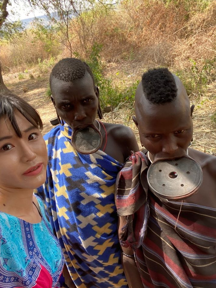 ムルシ族とみさちゃすさん（エチオピアにて撮影）