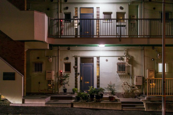 彼の部屋の前に人影が