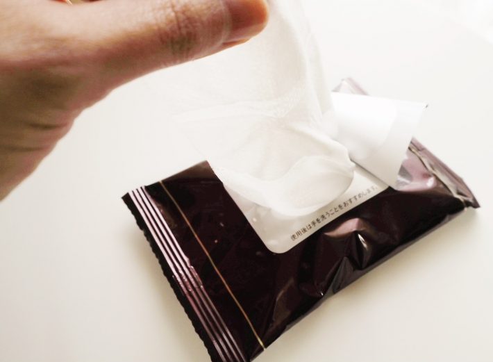 化粧水がまんべんなく染みたシート