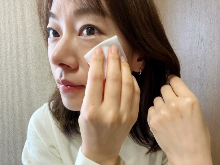 シートを四つ折りにして押しあてる