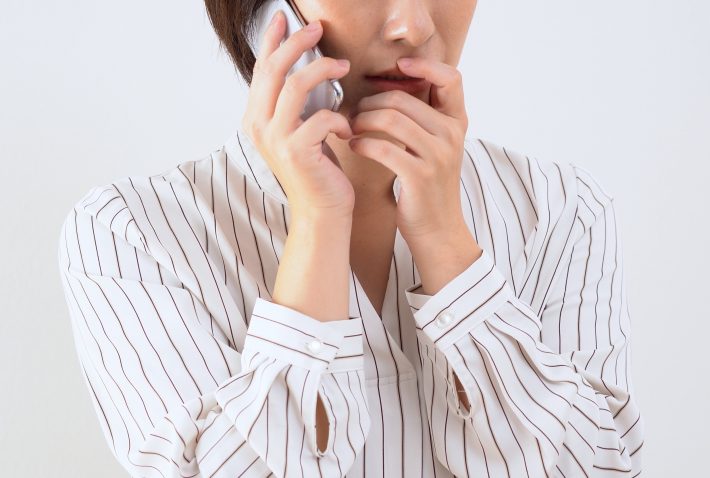 電話口でブチ切れる女性
