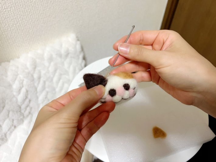 三角に折りたたんだ耳をつける