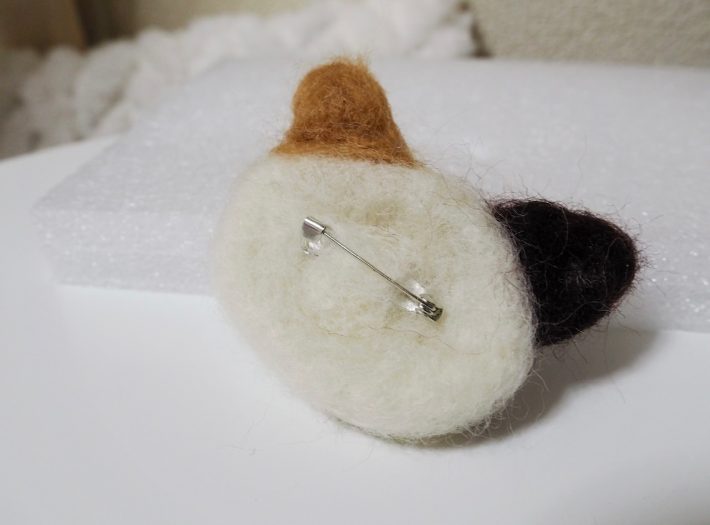 裏側にブローチピン