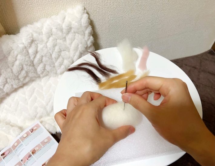 白い羊毛フェルトで平たい円を形成