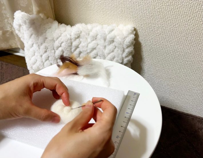 パーツは土台に置いて刺しつけていくだけ