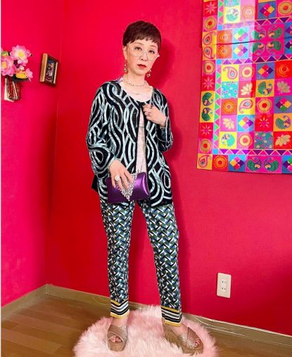 まずは小物を派手な色にしてみる