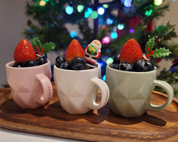 ベリー類を入れて、クリスマスピックを指しただけですが、大人っぽいクリスマスをカンタンに演出できます