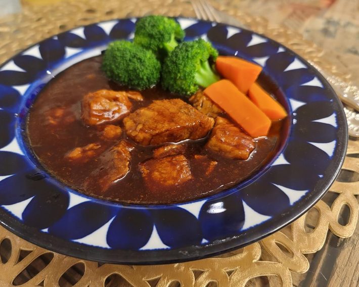 ビーフシチューを湯せんで温めて、ニンジンとブロッコリーを添えてみました