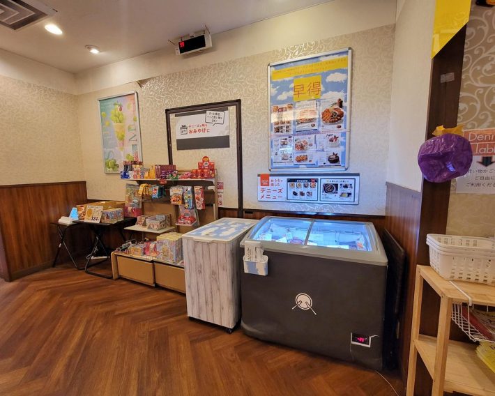 2021年からデニーズ100店舗に冷凍ショーケースが登場しています