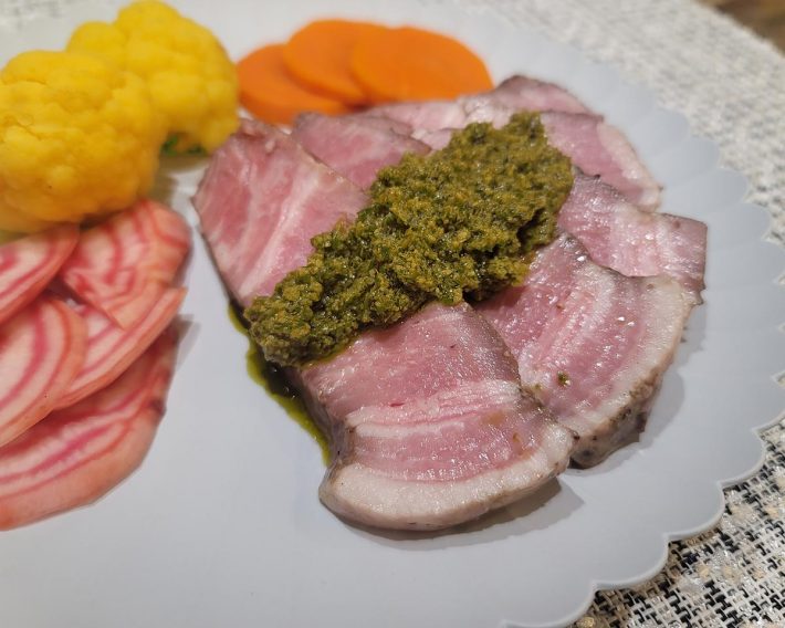 3元豚のしっとりロゼ色ポークには、パスタ用のバジルソースを乗せてみました