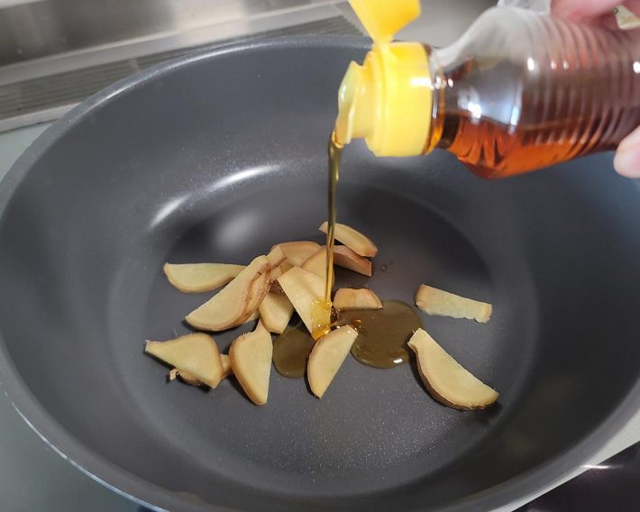 生姜とごま油を入れて火にかけましょう。この組み合わせで漂う香りは最高です