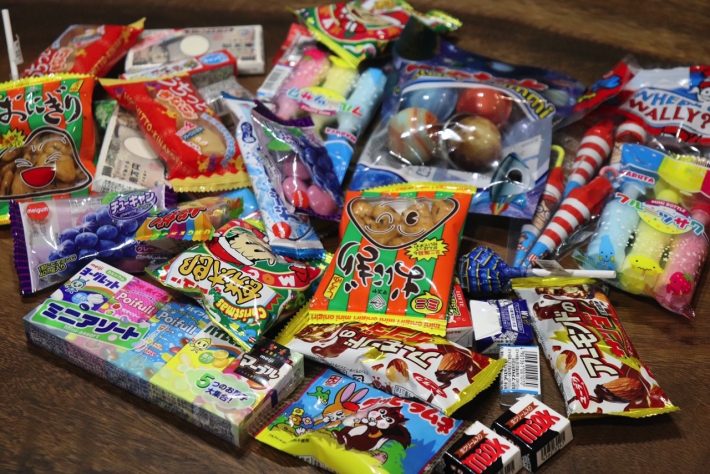 中身はお菓子やおもちゃなどを入れる