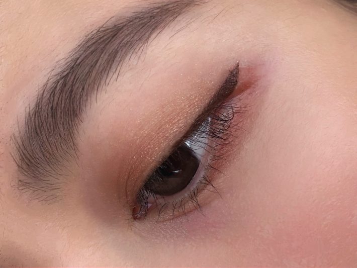 アイライナーと下まぶたのアイシャドウをのせ