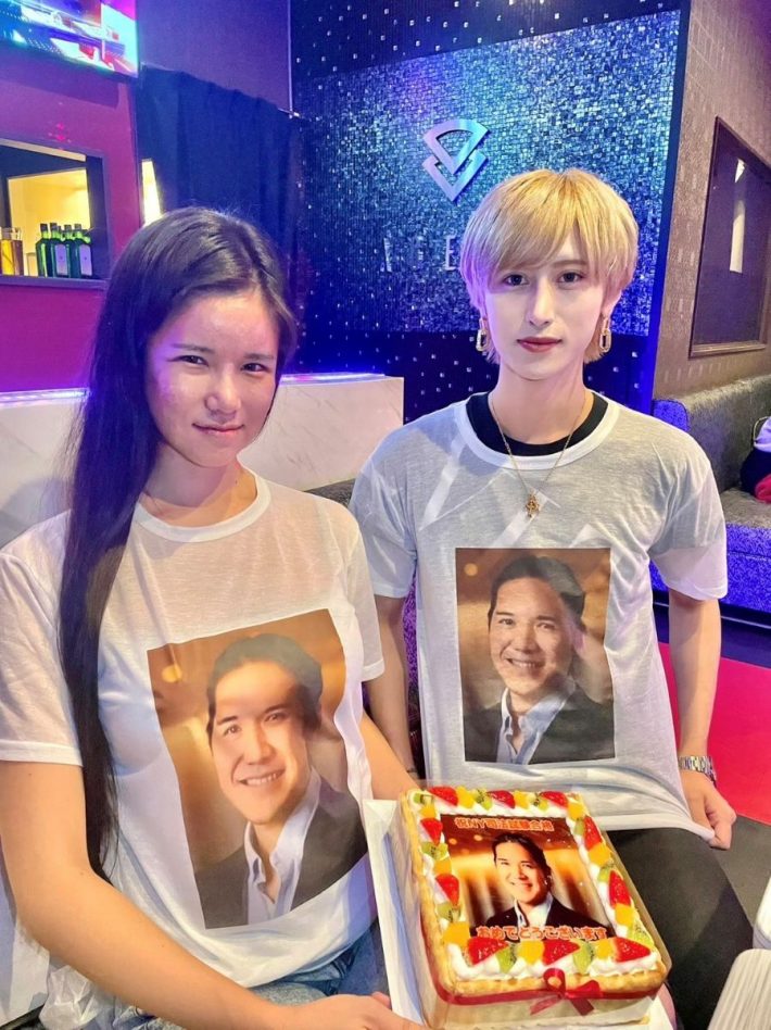 ホストクラブで小室さんの司法試験合格をお祝い