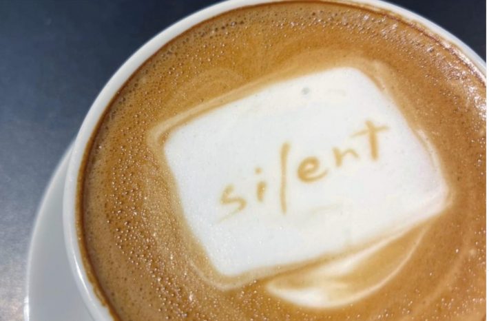 『silent』のロゴを入りカフェラテ
