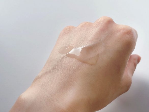 オイル感控えめなサラッと伸びのいいテクスチャー