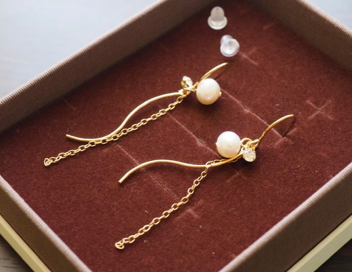 「パールチェーン下がりピアス」