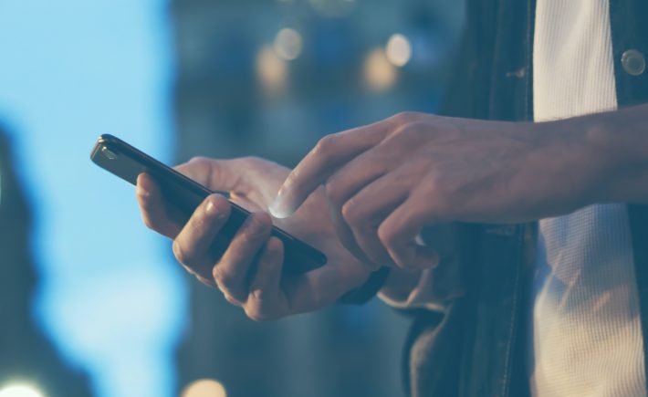 頻繁にスマホを見る彼