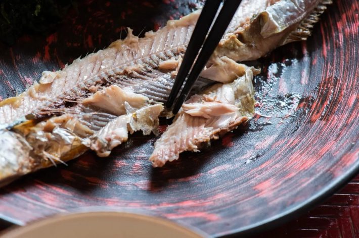 上半分を食べたら、下半分の身へ。はらわたまわりの小骨も気にせず食べてOK